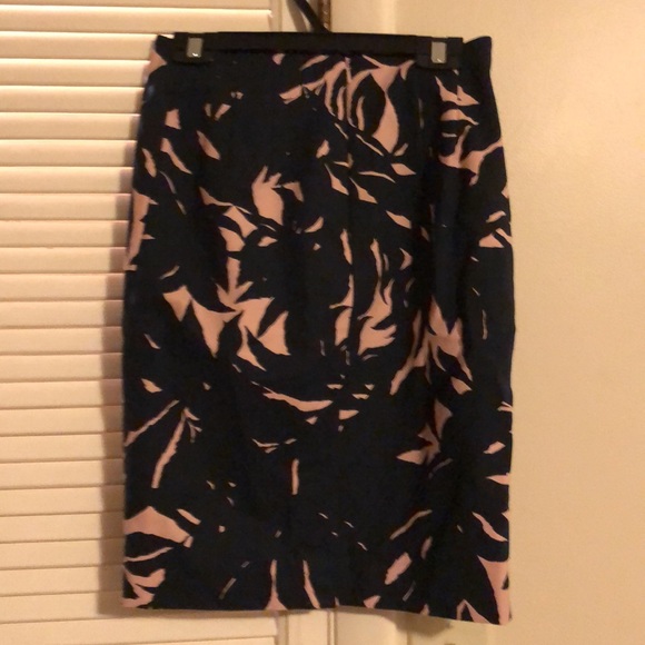 Women’s pencil skirt. Perfect for Spring - Picture 2 of 2